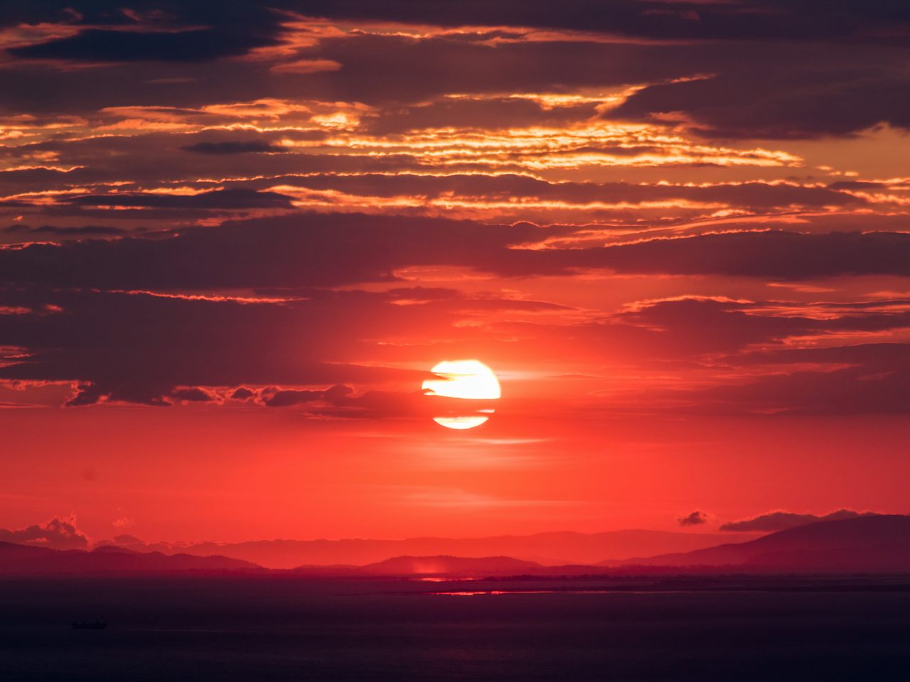 Atardecer sobre el mar