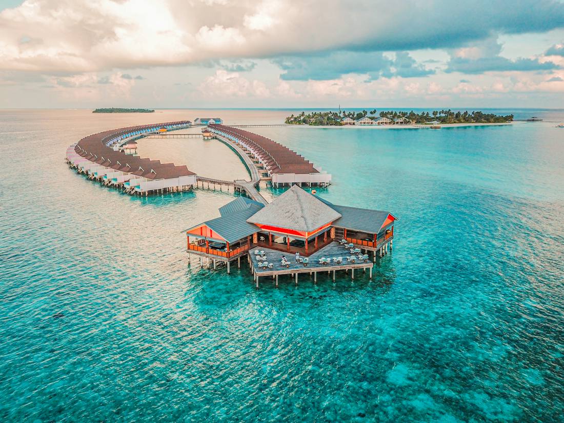 Bungalós sobre el agua turquesa en un resort de las Maldivas